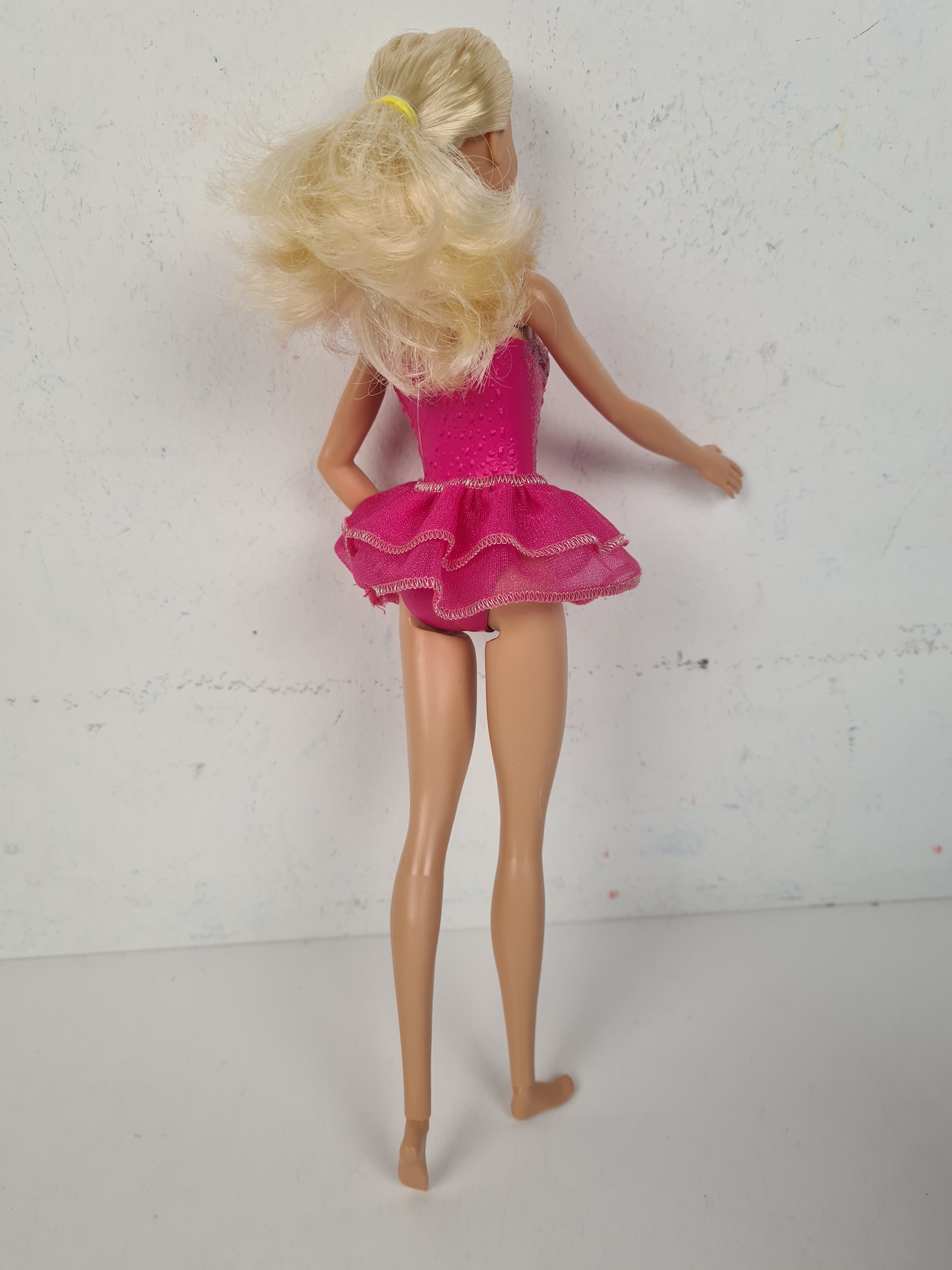 Voir photo 3 de Poupée - Barbie patineuse artistique - Mattel 2013 - 30 cm Poupée - Barbie patineuse artistique - Mattel 2013 - 30 cm Bon état - Vue 3 -